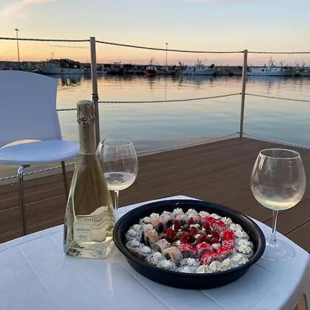 Aqua - Houseboat Experience Botel *