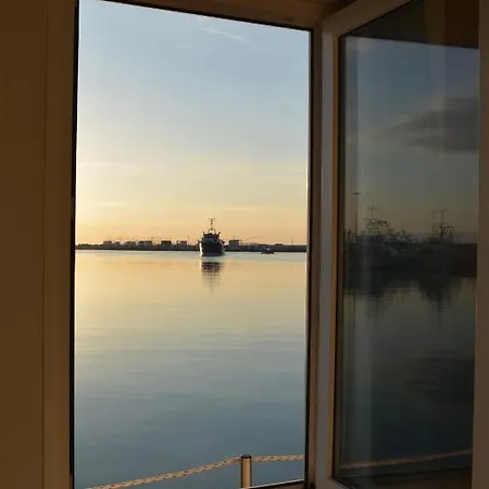 Aqua - Houseboat Experience