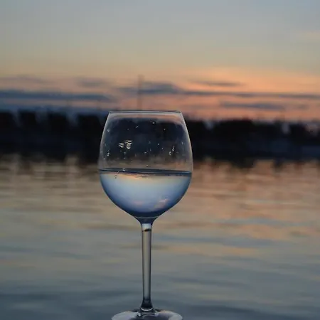 Aqua - Houseboat Experience Botel *