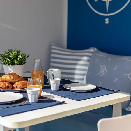 Aqua - Houseboat Experience Botel