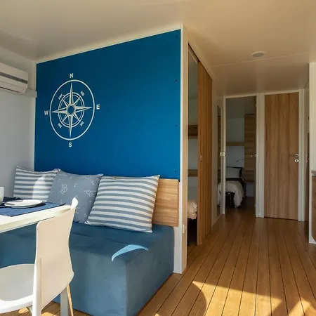 Botel Aqua - Houseboat Experience