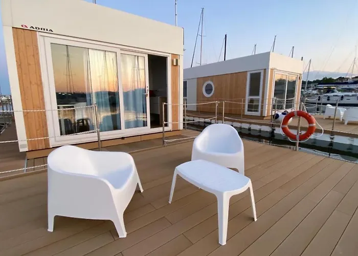 Aqua - Houseboat Experience * 朱利亚诺瓦