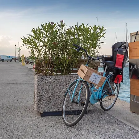 Aqua - Houseboat Experience Båthotell