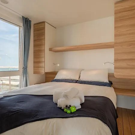 Botel Aqua - Houseboat Experience