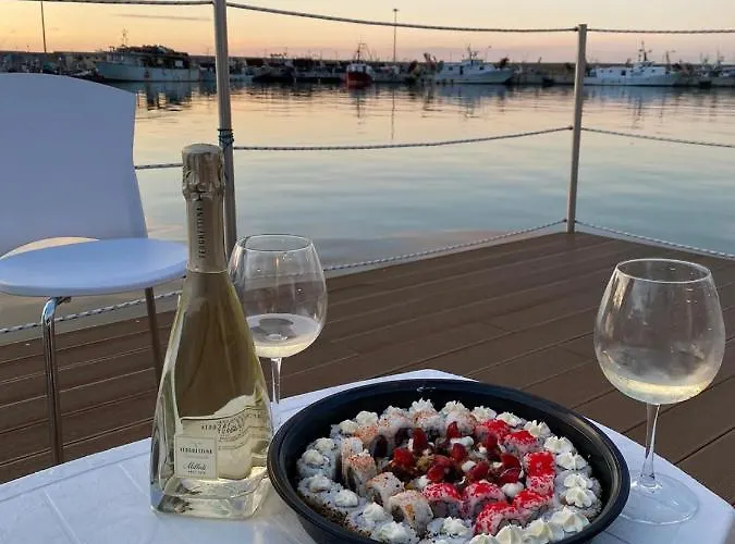 Aqua - Houseboat Experience Båthotell *