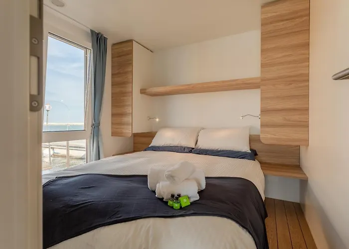 Botel Aqua - Houseboat Experience