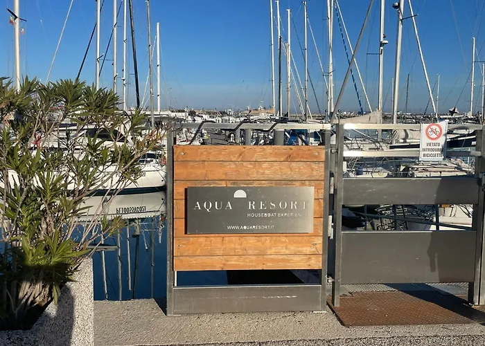 Aqua - Houseboat Experience Botel